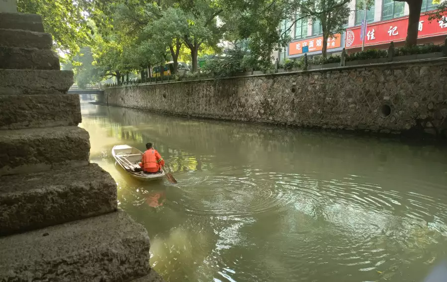 今早杭州一小伙坠河，69岁环卫大爷驾船“漂移”救人！太霸气了！