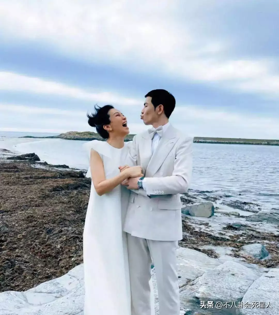 2023年结婚的7对明星,有人成豪门赘婿,有人上演“母子恋”30年前那位渴望上学的“大眼睛女孩”,国家重点培养,现咋样了