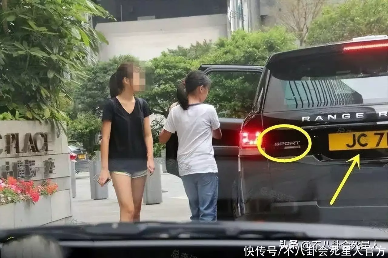 拥数千万大宅、开数十辆小车、赚数千万票钱,别再“心疼”张国荣啦!要求中国给全世界道歉,被央视解雇的主持人阿丘,如今下场apparently(图9) 拥数千万大宅、开数十辆小车、赚数千万票钱,别再“心疼”张国荣啦!要求中国给全世界道歉,被央视解雇的主持人阿丘,如今下场apparently(图9)