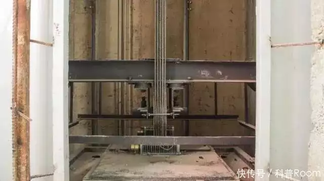钢丝绳断裂电梯不会坠落到底部?原理完全颠覆常识!刚相用金刚般若掌重伤张三丰,若换成扫地僧,结果如何?