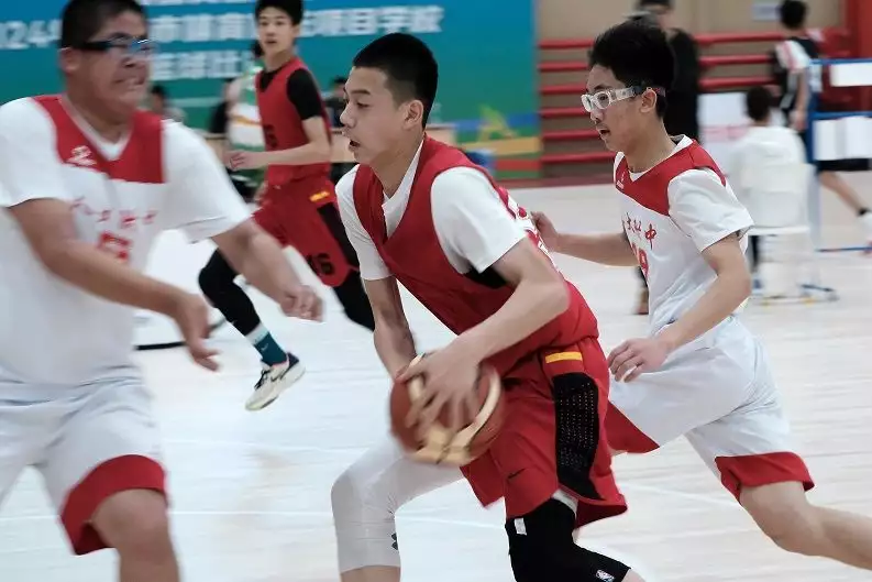 2024年北京市体育传统项目学校篮球比赛拉开战幕高圆圆又带火一种新穿搭，粉色针织衫+灰色西装裤，高级减龄 第2张