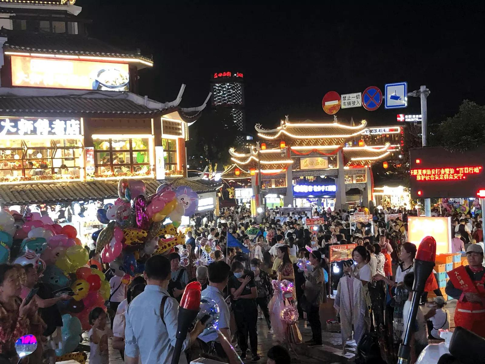 “三月三”广西迎来旅游高峰，游客：没挤进象鼻山，差点租不到电车李玉刚“投河自尽”事件始末