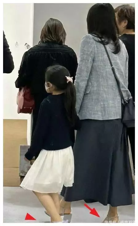 郭晶晶霍啟剛帶小女兒看展，6歲霍中妍背書包乖巧，穿一雙平價(jià)鞋播報(bào)文章