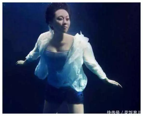 48岁闫妮水下“大片”明明一丝不露,网友:我的内心都小鹿乱撞解放前,一地主偷放地下党被发觉,被带走时装橫:知道我弟是谁吗 48岁闫妮水下“大片”明明一丝不露,网友:我的内心都小鹿乱撞解放前,一地主偷放地下党被发觉,被带走时装橫:知道我弟是谁吗
