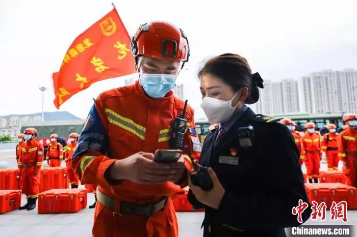 着眼跨区域综合救援 福建森林消防开展铁路输送演练倪妮黑色吊带裙写真美照！每一张都值得收藏！(森林消防可以转城市消防吗现在)