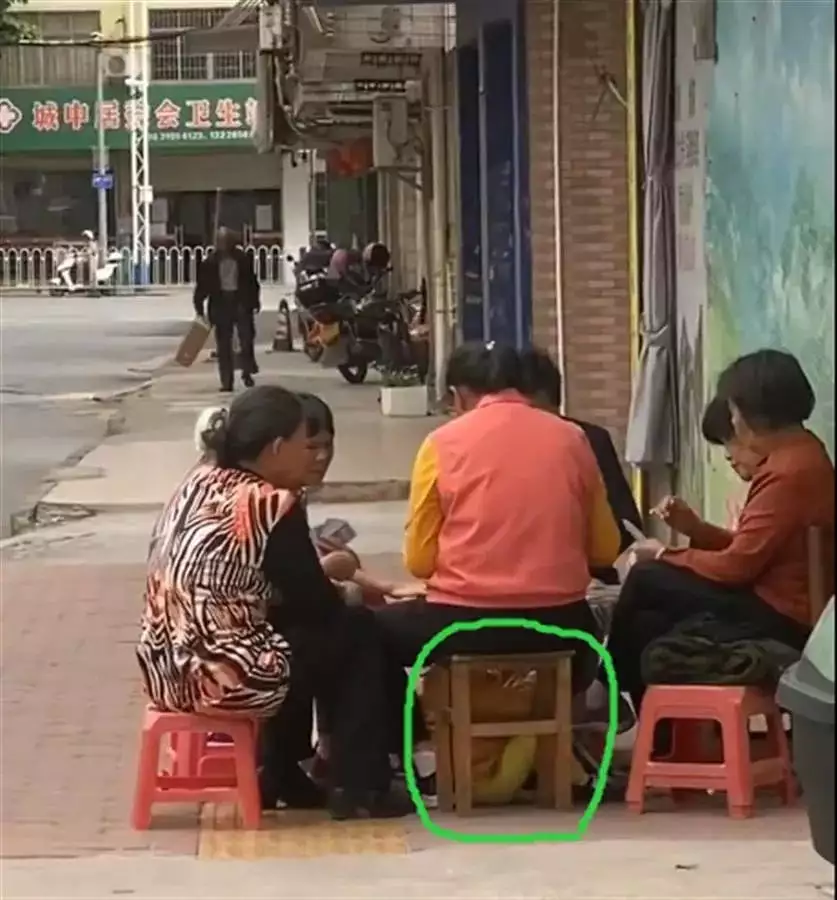 老人打牌将孩子塞在凳子下面？当地妇联回应白鹿辱女事件持续发酵，粉丝洗白太毁三观，她的更多黑历史被扒出