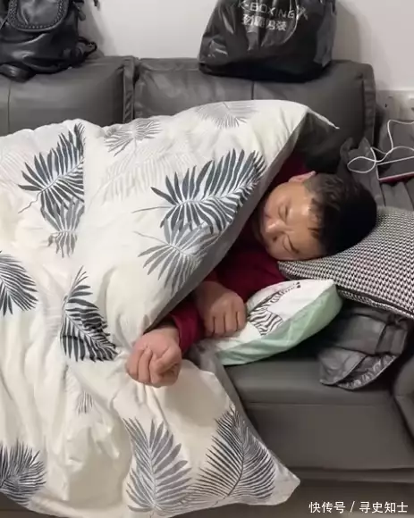 A man in Fujian snoring was too loud, and he was rushed to the living room to sleep on the sofa. 