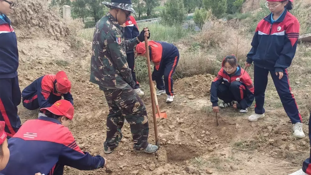 李锋教育夏令营第四天：甘当环卫工 体验山村生活的苦与不易