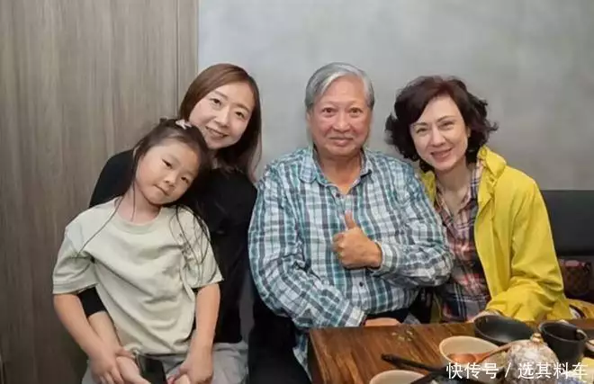 74 -year -old Hong Jinbao appeared in Australia, with thin hair and white hair.