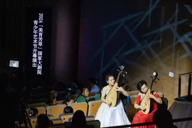 2024年“美育芳草”青少年艺术节开幕 让艺术的种子在孩子们心中生根发芽四川一医生抱刚出生宝宝给妈妈亲，不料被妈妈嫌弃，宝宝反应亮了