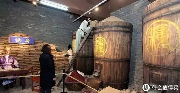 网上购买的“实惠酒”，发货源其实大多都在河南，原因有3个走光露底裤，黑人八路军，这些侮辱观众的镜头，导演真是不要脸了