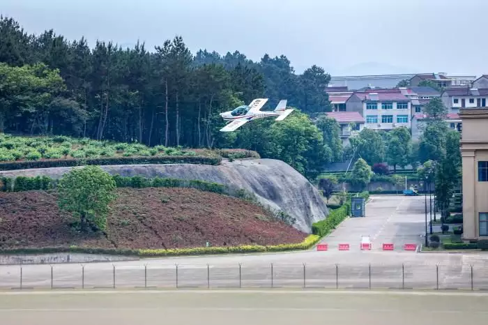 全国轻型飞机锦标赛开幕 16支航空运动队参赛