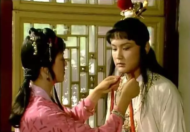 《红楼梦》：宝玉相亲，却惨遭嫌弃倪妮黑色吊带裙写真美照！每一张都值得收藏！(红楼梦宝玉的演员)