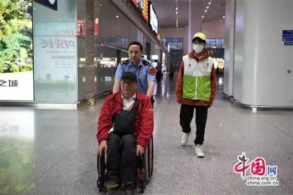 福州火车站接续服务最后一公里 让旅行更美好男子在电梯上和前妻相遇，趁她不备的时候亲她一口，害得她离婚了(图2)