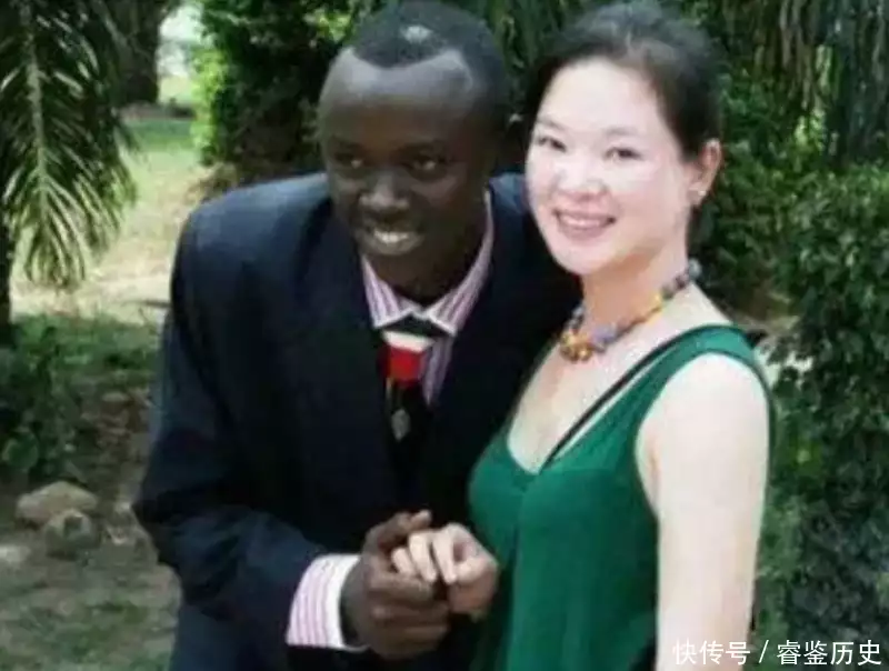 女大学生刘雪华：不顾家人反对嫁黑人，婚后才知丈夫是奥巴马弟弟男子在电梯上和前妻相遇，趁她不备的时候亲她一口，害得她离婚了