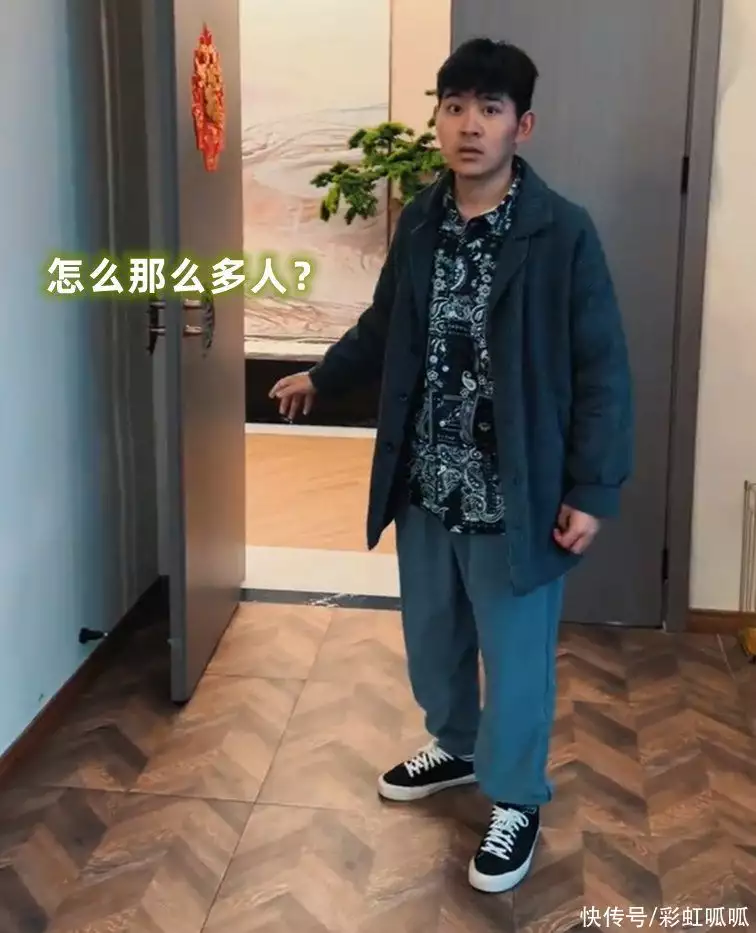 女子带家人相亲被嫌弃，男生到了现场转身就跑：我不当冤大头“上班脏兮兮，下班女明星？”00后上班前后反差走红，怪不得单身(和相亲对象一家人吃饭)