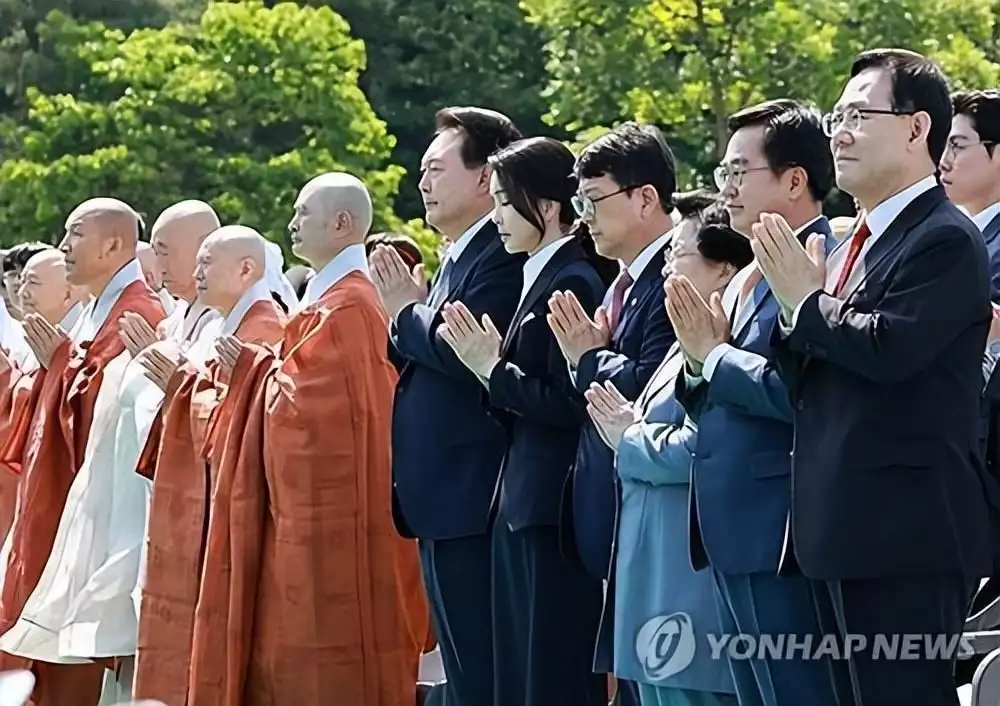 51岁韩国第一夫人归来，时隔169天和公众见面，“硅胶脸”更饱满去世23年的赵丽蓉，因一句台词识破潜伏间谍，至今仍被官媒发文缅怀(图2)