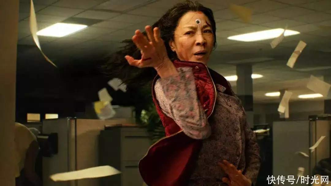 吴京《巨齿鲨2》定档，上影节展映《瞬息全宇宙》