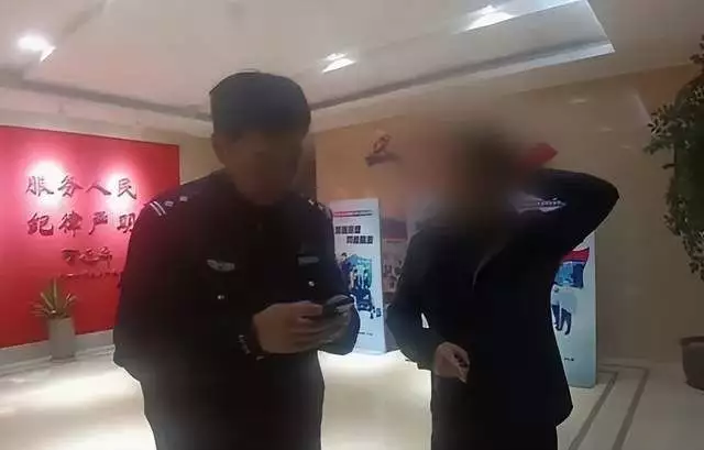 男子突然被“老板”拉进聊天室，要求提用办理提款295.7万元，结果发现是骗子化装谭竹本人露脸向胖猫道歉，自己辜负了他的心，引网友聊著