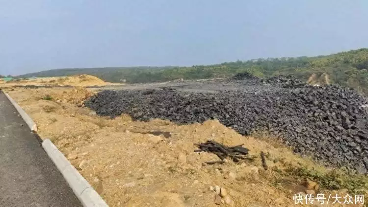 河南一省道沿线出现大量黑矿渣,村民:大车半夜偷倒,私家车打掩护华为Mate70 Pro真机曝光:迎来新变化,新系统,新升级!