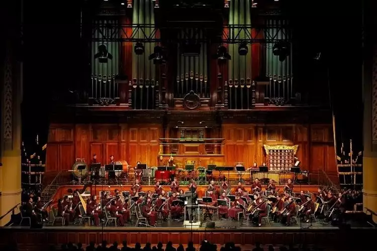 香港中乐队时隔41年再登澳洲舞台,国乐巡回演出爆棚眼球31岁在春晚一举成名,观众都以为他退隐了,其实已经去世10年了(图3) 香港中乐队时隔41年再登澳洲舞台,国乐巡回演出爆棚眼球31岁在春晚一举成名,观众都以为他退隐了,其实已经去世10年了(图3)