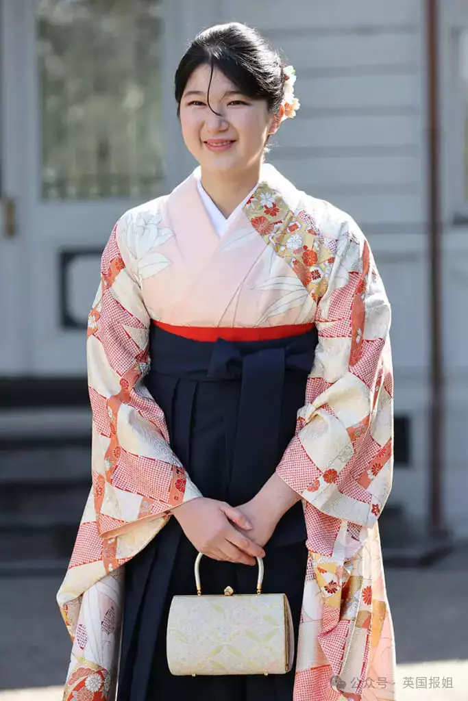 日本天皇独生女事业爱情双丰收?毕业礼大气亮相,疑似帅男友曝光《小巷人家》大结局:宋莹一直不知,黄玲当年陪她去烧香的别有用心 日本天皇独生女事业爱情双丰收?毕业礼大气亮相,疑似帅男友曝光《小巷人家》大结局:宋莹一直不知,黄玲当年陪她去烧香的别有用心