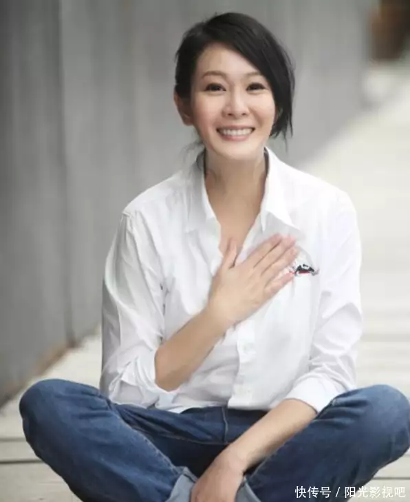 刘若英，一个被“时代滤镜”洗白的女明星上海老人垃圾堆捡到黑人弃婴，含辛茹苦抚养20年，今已失去笑容
