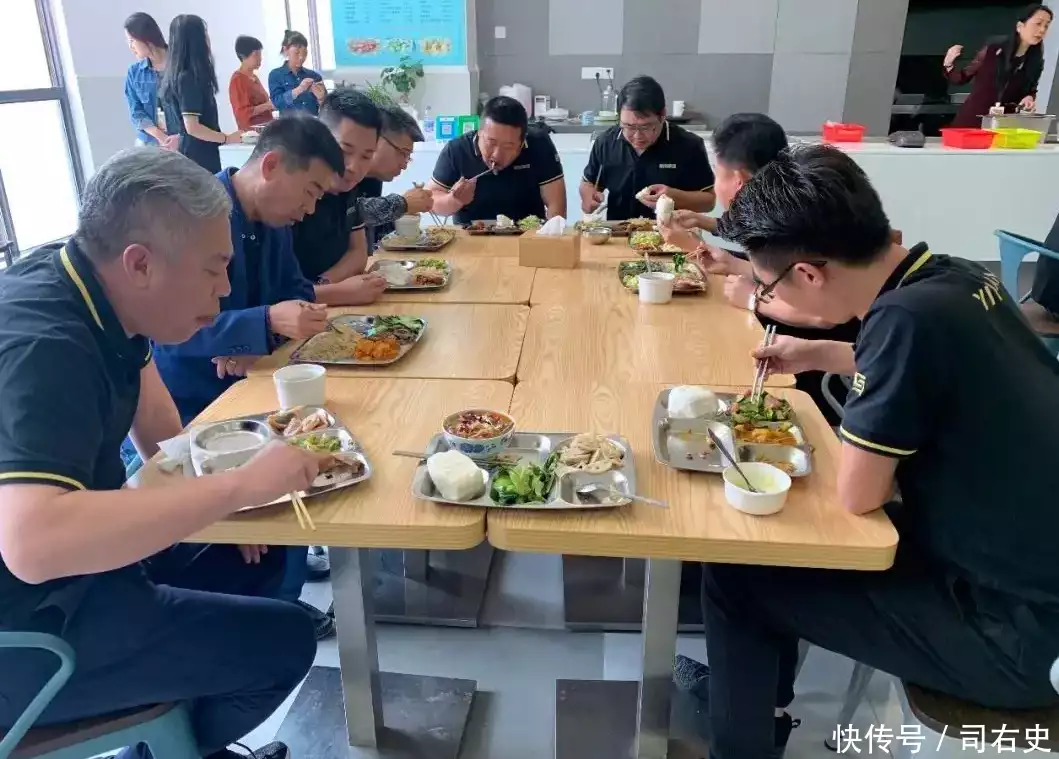 警方回应着制服人员进餐厅抓狗（警察制服犯罪嫌疑人,导致其受伤） 第1张