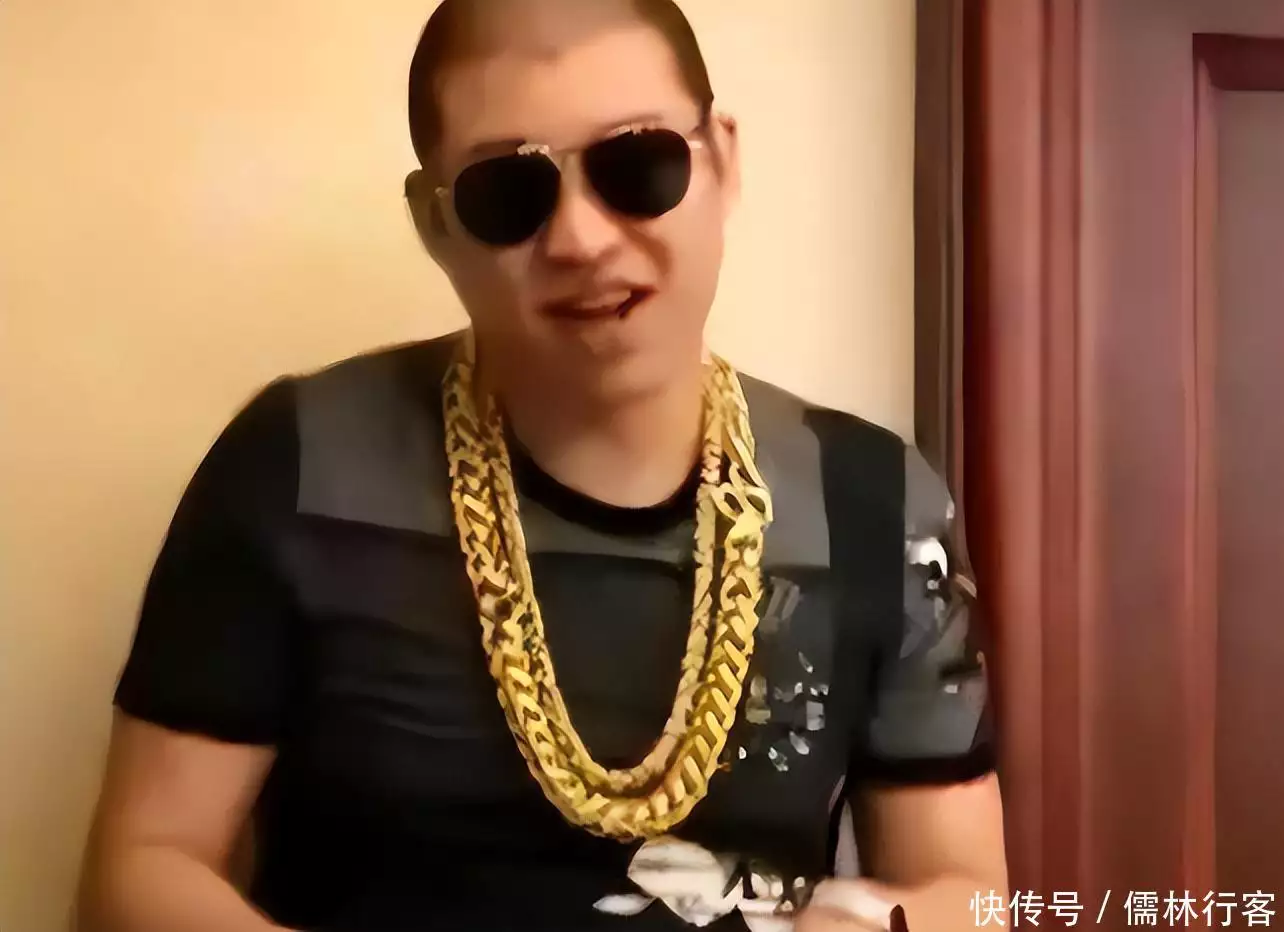 网红二驴晒68亿存款，每天只能提20万也要五十年，被国家封爵228个月的“女小宝宝”喝茶被割伤，妈妈：小宝宝不哭，咱们只要3万(图2)