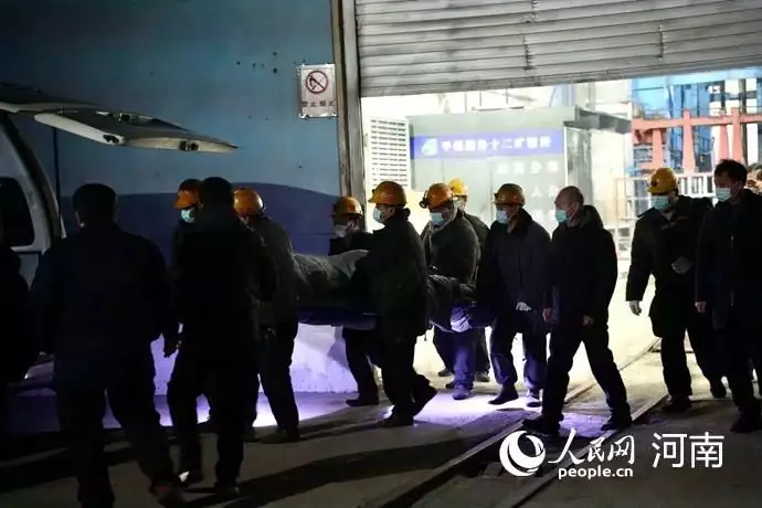 平顶山煤矿事故一名被困人员升井 仍有5人失联人间悲剧，3岁女孩活活饿死，被困家中17天！两名民警被判刑