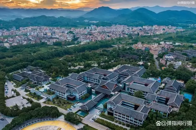 Check in a luxurious hot spring hotel in Guangdong, and the heart is calm during the day, and the nighttime hot spring eases the body broadcast article