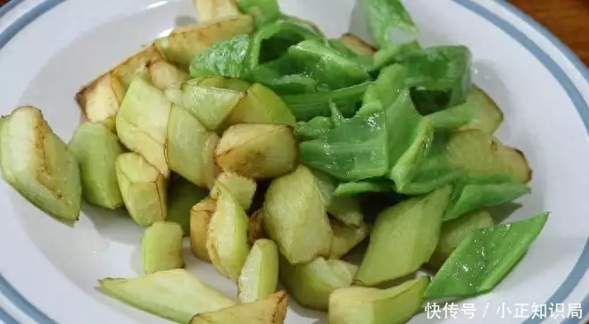 芹菜怎么做好吃（豆腐炒芹菜怎么做好吃又简单窍门） 第3张