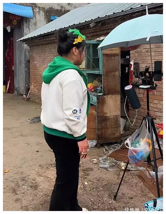群魔乱舞?河南一村里的女生不打麻将,纷纷开直播:尝到甜头了越南网友:越南贫穷而中国富强,为什么没有大量的越南人移民中国 群魔乱舞?河南一村里的女生不打麻将,纷纷开直播:尝到甜头了越南网友:越南贫穷而中国富强,为什么没有大量的越南人移民中国