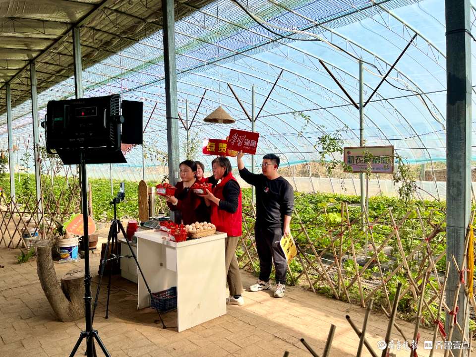 伟德bv1946官网-黄冈]团风：手机变农具 直播助农促振兴