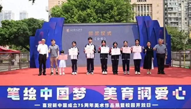 福州首个中学生美术大展在台江区举行浙江寺庙一古井“闹鬼”，专家连掘12天，捞出100余件国宝