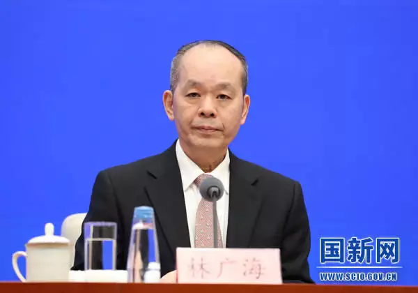 最高法：妥善处理与国际贸易相关重大知识产权纠纷，对内外资企业、中外权利人一视同仁陈凯歌主动和张颂文握手，推开一旁的章子怡，直接撕开了娱乐圈的遮羞布