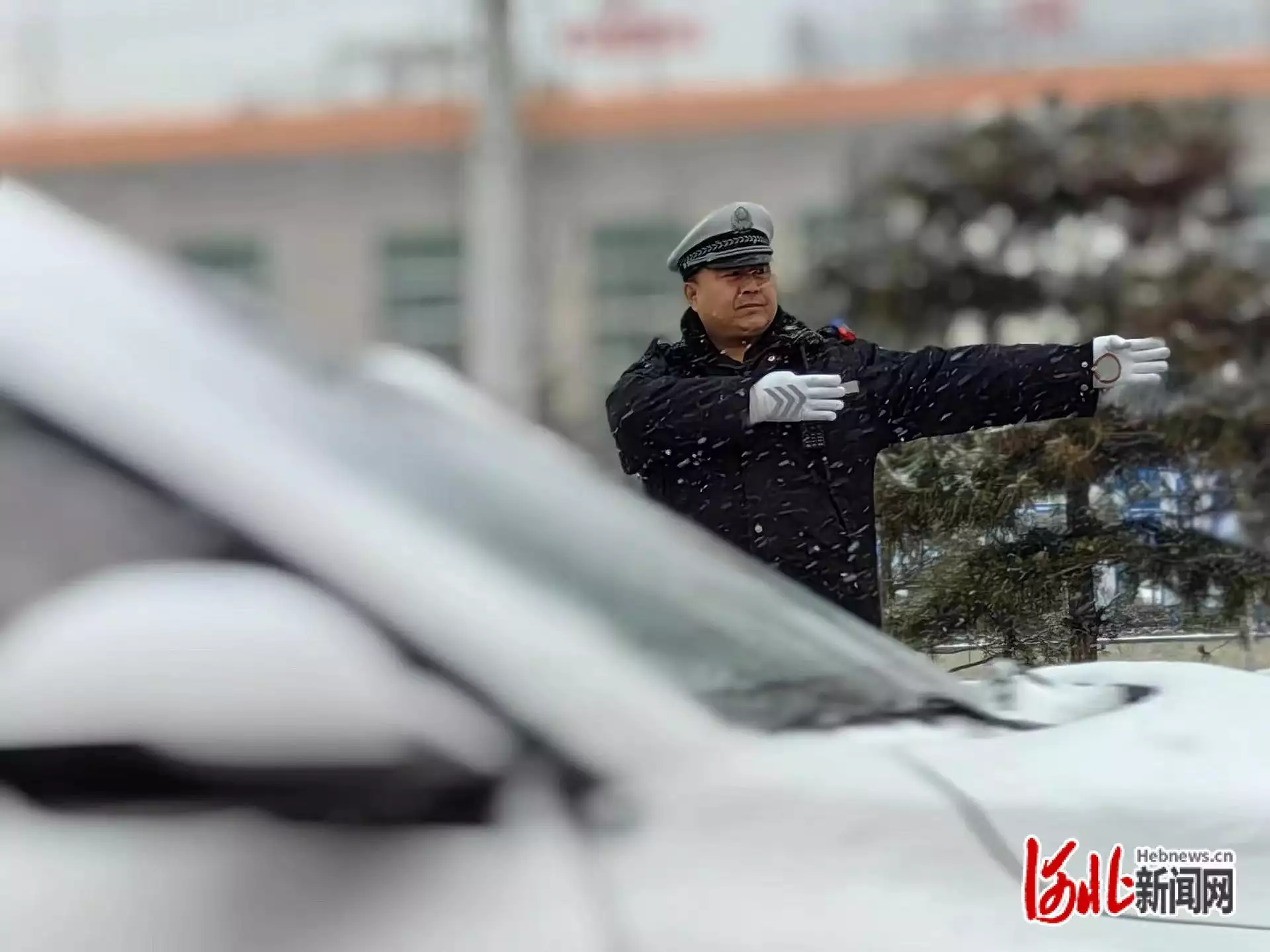 组图丨风雪中，致敬那些坚守的身影9岁女孩放学路上失踪，10年后在邻居家发现，父母哭到崩溃 第9张