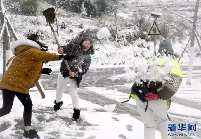 体育老师借课带学生打雪仗，何以引来一片点赞？