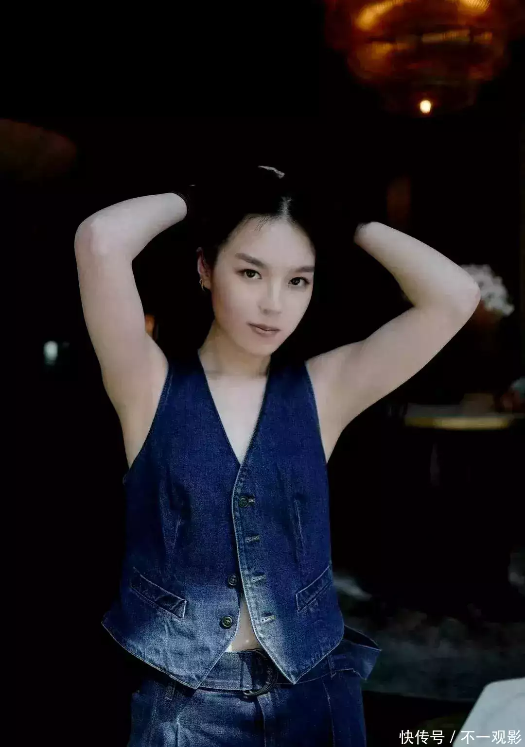 李咏21岁女儿返回美国！看时装秀全程飙英文，疑已融入高端时尚圈白鹿穿吊带裙纯欲感十足 绿色挑染长发个性吸睛