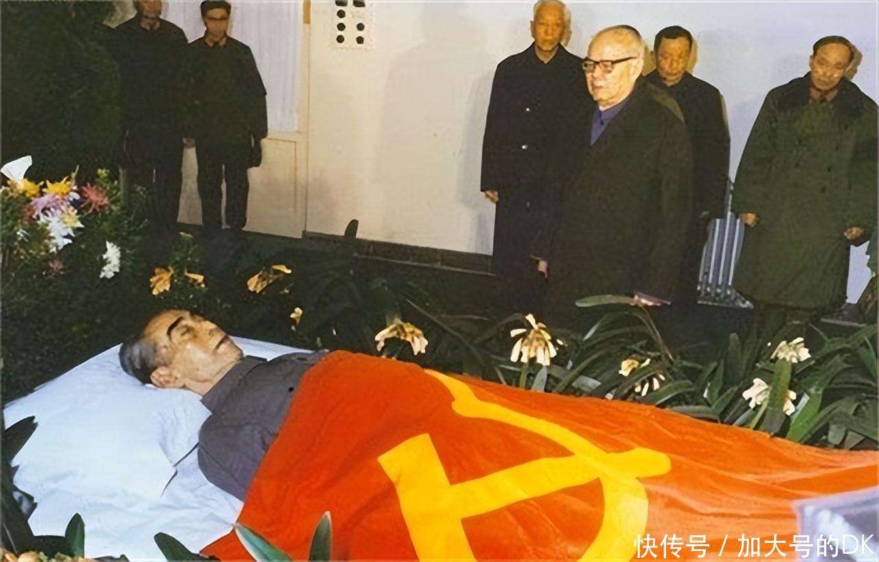 乒乓球冠军庄则栋在总理的遗体告别时背着手_【快资讯】