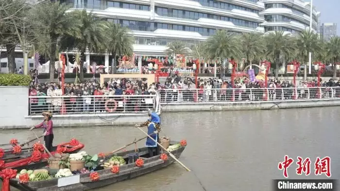 广州水上新春集市年味浓 民众沉浸体验水乡民俗
