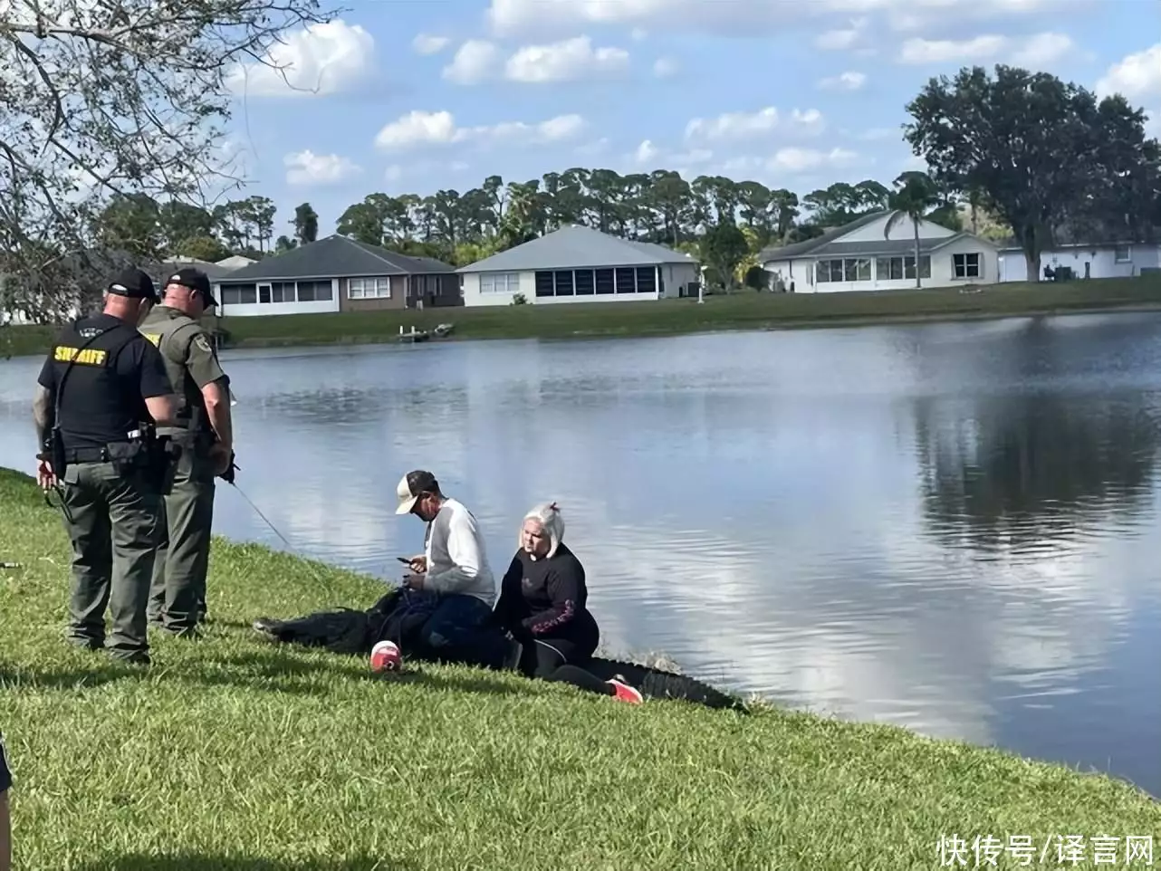 美国85岁老妇遛狗时遇鳄鱼，被拖入水”