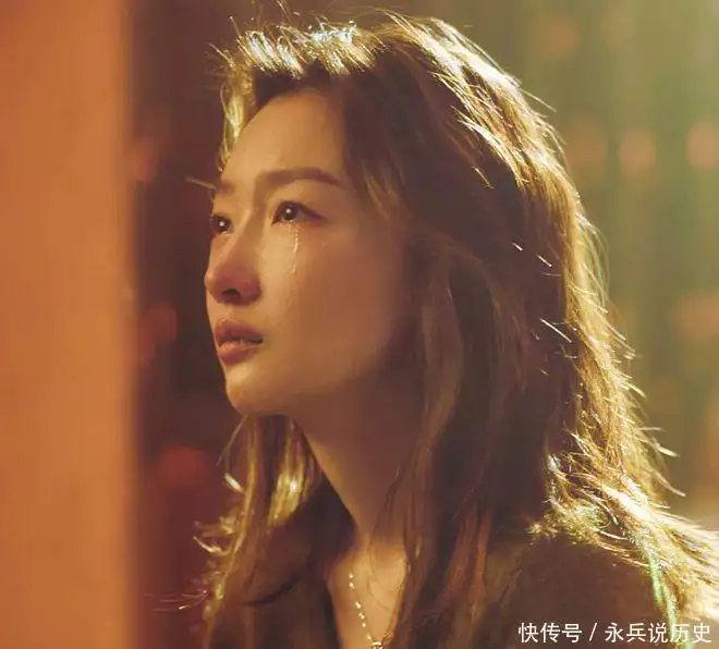 周冬雨发腮了！面部肥大崩塌，三部电影票房不足一亿后处境尴尬宿敌：901所的另一个内鬼是何志飞，张弛布局帮他逃离