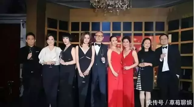 卖豪宅又赚疯了!59岁身价不止8亿,她文武双全是演艺圈“SNS女王”31岁在央视春晚一举成名,观众都以为他退隐了,其实已经去世10年了(图5) 卖豪宅又赚疯了!59岁身价不止8亿,她文武双全是演艺圈“SNS女王”31岁在央视春晚一举成名,观众都以为他退隐了,其实已经去世10年了(图5)
