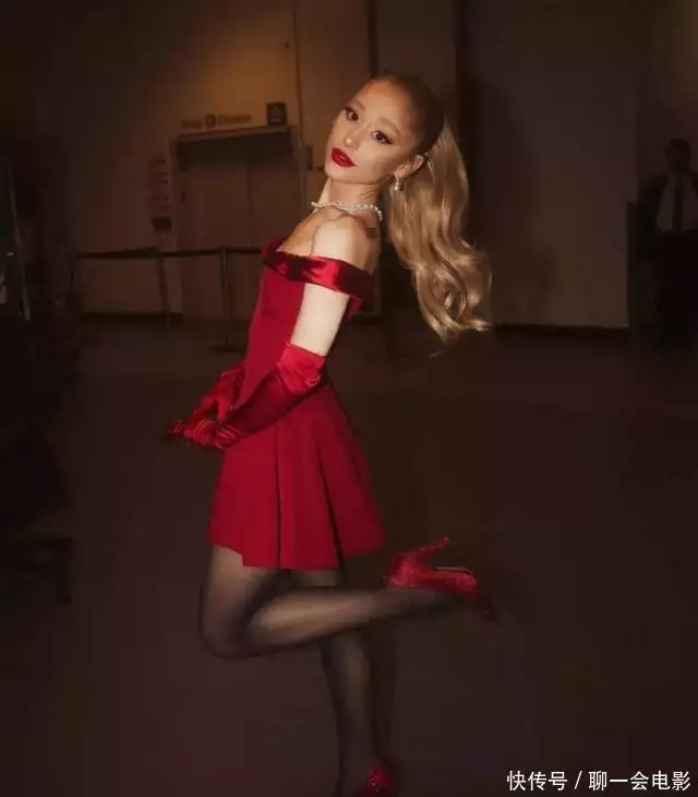 甜美流行小公主 Ariana Grande 的圣诞歌曲9岁女孩放学路上失踪，10年后在邻居家发现，父母哭到崩溃