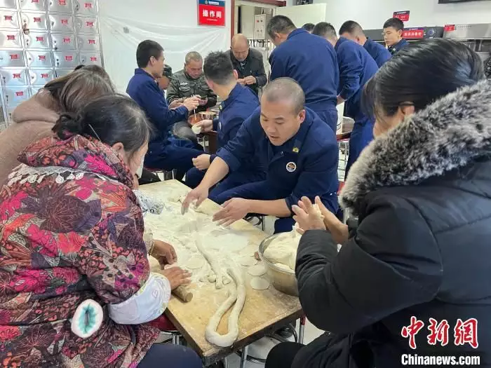 消防员为震区安置点送冬至饺子（各地给消防员送礼物怎么说） 第1张