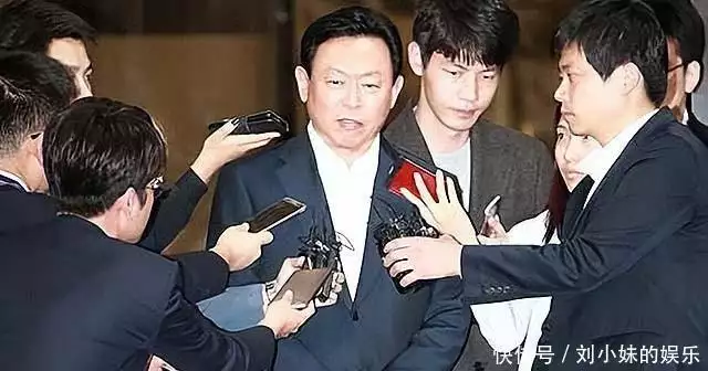 2009年,韩国女星在家中自缢,留下的遗书记录了财阀的丑闻2019年,男子寻回被拐10年儿子又送走,儿子怒喊:你害我没有家了 2009年,韩国女星在家中自缢,留下的遗书记录了财阀的丑闻2019年,男子寻回被拐10年儿子又送走,儿子怒喊:你害我没有家了