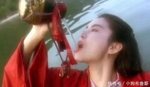 回顾香港女明星，令人惊艳的，十大经典镜头大S带孩子见奶奶，孙子现场模仿继父打碟引关注！