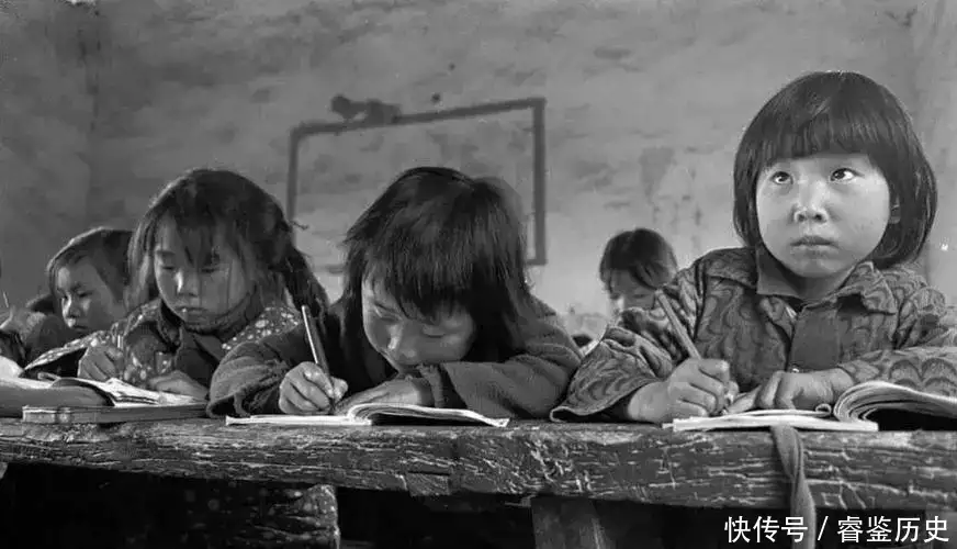 1981年,内蒙古老师花20元给学生买鞋,26年后学生给老师买一套房趣聊三国:千万别被领导当夜壶用了 1981年,内蒙古老师花20元给学生买鞋,26年后学生给老师买一套房趣聊三国:千万别被领导当夜壶用了