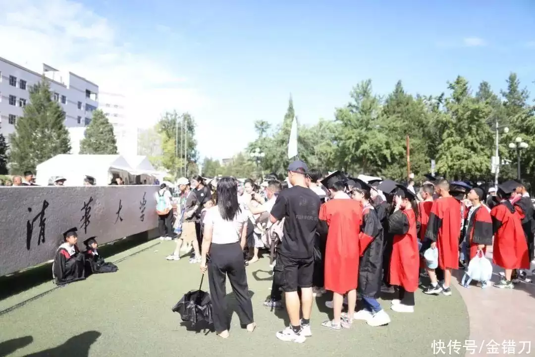 被骂上热搜,却暴赚百亿!暑期炙手可热生意,疯狂收割中学生31岁在央视春晚一举成名,观众都以为他退隐了,其实已经去世10年了(图21) 被骂上热搜,却暴赚百亿!暑期炙手可热生意,疯狂收割中学生31岁在央视春晚一举成名,观众都以为他退隐了,其实已经去世10年了(图21)
